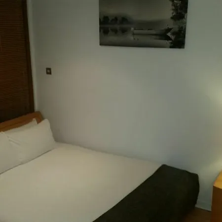 Metrostays - Stephen's 7-3 *